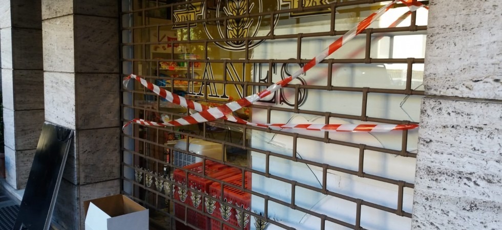 Sfonda il vetro, sforza la saracinesca e ruba il fondocassa a poche centinaia di metri dalla caserma dei carabinieri